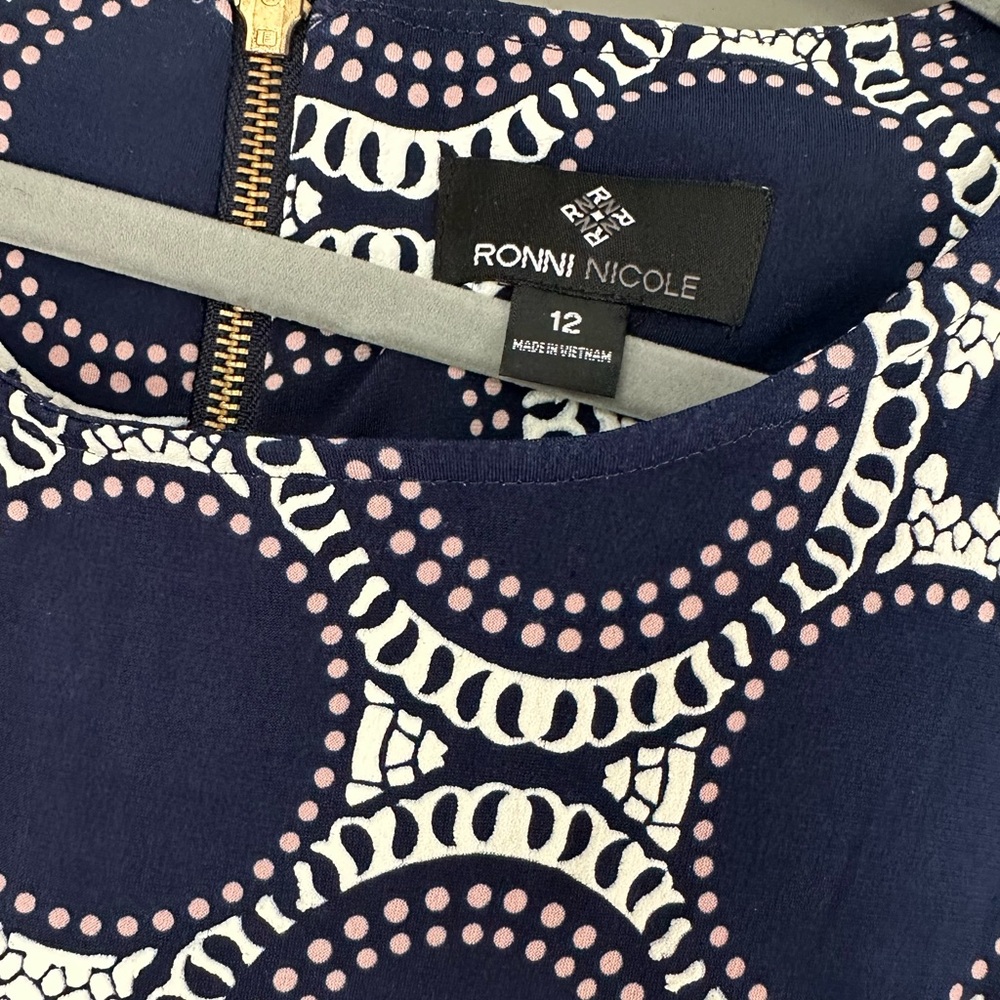 🔥 Ronni Nicole Navy Cream Geometric Print Flutter Sleeve Women’s Dress - Picture 5 of 7